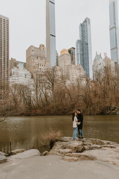 Capture the magic of fall/winter engagement in New York's Central Park with dreamy, romantic cityscapes. Engagement Photoshoot Central Park, Couple Central Park, Central Park Nyc Picture Ideas, Park Engagement Photoshoot, Fall Nyc Engagement Photos, Engagement Park Photos, Central Park Engagement Shoot Fall, Engagement Photos Central Park, Winter Central Park