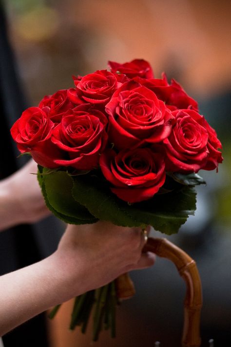 Red Rose Bouquet, Beautiful Red Roses, Sweet Kisses, Belle Rose, Rose Rouge, Deco Floral, Romantic Roses, Beautiful Rose Flowers, Love Rose