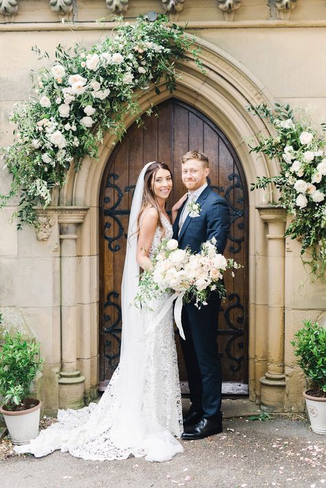 Church Door Wedding Decorations, Door Wedding Arch, White And Pink Wedding Flowers, Peach White Wedding, Wedding Bouquet Green, Wedding Door Decorations, Beautiful Church Wedding, White And Pink Wedding, Wedding Church Decor