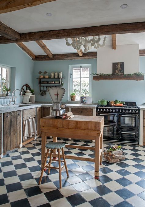 Traditional kitchens: 22 ways to create rustic country charm | Real Homes Old Home Kitchen Ideas, Vintage Italian Kitchen, Heart Room, Casa Cook, Kitchen Windows, Patterned Tile, Traditional Kitchens, Traditional Kitchen Design, Wall Decor Kitchen