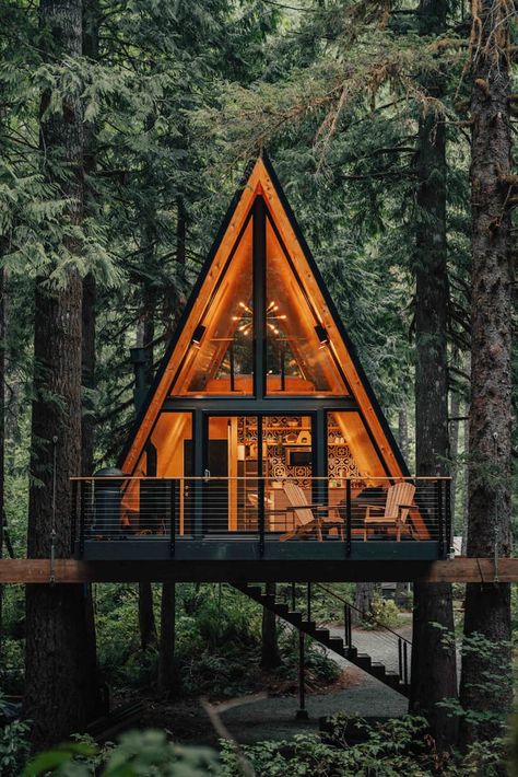 Modern A Frame, Triangle House, Treehouse Cabins, A Frame Cabins, Chalet Design, A Frame House Plans, Frame Cabin, Cabin Vacation, Little Cabin