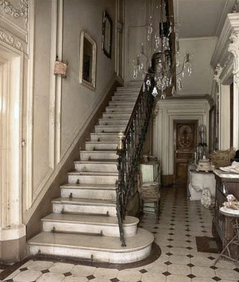 Avignon Perfection....stone staircase. French Country Rug, French Country Design, French Country Cottage, French Interior, French Country House, French Country Style, Avignon, French House, French Decor