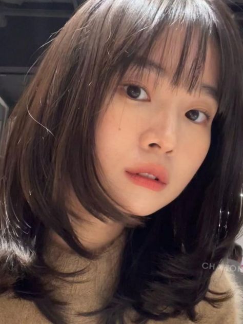 Korean wispy bangs for layered medium length Soft Wispy Bangs Asian, Short Layered Hair With Wispy Bangs, Wispy Bangs With Curtain Bangs, How To Do Bangs, How To Cut Wispy Bangs Tutorial, Asian Bangs Round Face, Wispy Curtain Bangs Round Face, Wispy Bangs With Face Framing Layers, How To Cut Wispy Bangs