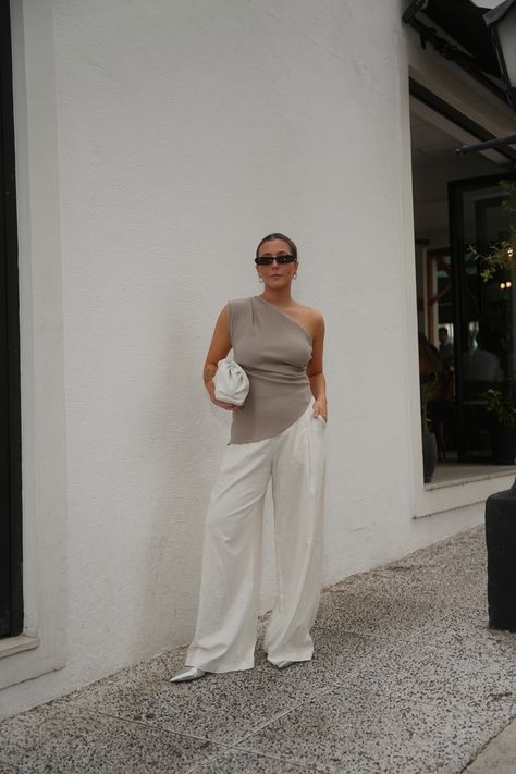 Grey asymmetric top Zara + linen pantalon + Ysl 557 sunnies + silver scarpin Asymmetrical Top Outfit Classy, Asymmetric Top Outfit, Assymetrical Top Outfits, Silver Top Outfit, Zara Top Outfit, Zara Outfit 2024, Linen Top Outfit, Asymmetrical Top Outfit, Ashley Outfits