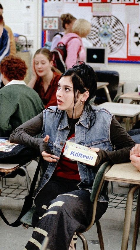 Janis Ian Outfit Ideas, Janis Ian Hair, Janice Mean Girls Outfits, Janis Mean Girls Outfit, Janice Ian Outfit, Janis Ian Outfit, Janice Mean Girls, Mean Girls Janis, Queer Fashion Women