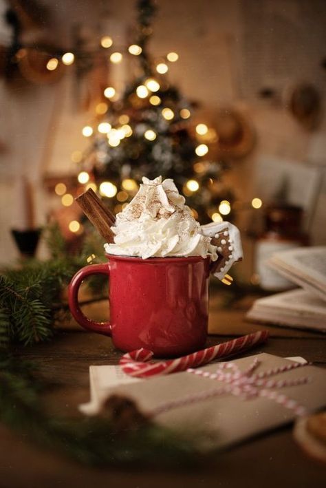 Symmetry Photography, Gingerbread Latte, Iphone Wallpaper Aesthetic, Christmas Hot Chocolate, Cute Christmas Wallpaper, Wallpaper Iphone Wallpaper, Cosy Christmas, Hot Cocoa Mixes, Chocolate Caliente