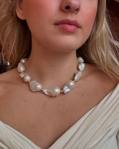 How To Style Pearl Necklace, How To Style Pearls, Emma Norton, Pearl Necklace Outfit, Necklace Outfit, Jewelry Styles, Necklace Statement, Old Money Aesthetic, Chunky Necklace