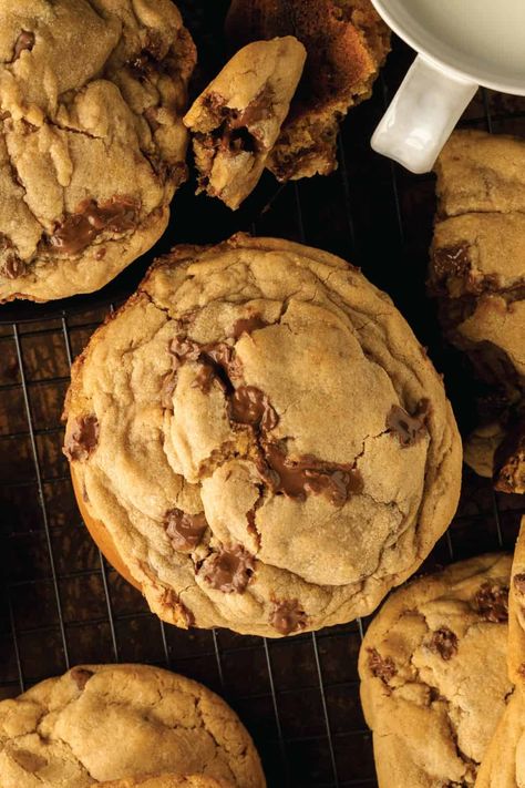 These thick, gooey, chocolate chip cookies have just enough crisp on the outside, a soft, chewy, chocolatey inside, and are the perfect Crumbl Cookie copycat recipe. Chocolate Chip Crumbl, Crumbl Cookie Copycat Recipe, Crumbl Chocolate Chip Cookies, Crumbl Cookie Copycat, Peanut Butter Thumbprint Cookies, Crumble Cookie Recipe, Gooey Chocolate Chip Cookies, Chocolate Chip Cookies Ingredients, Peanut Butter Chocolate Chip Cookies