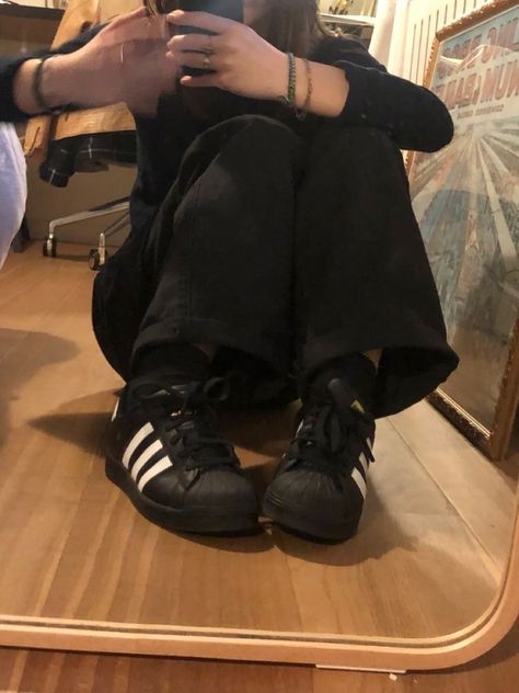 Black Adidas Shoes Aesthetic, Black Adidas Shoes Superstar, Outfits With Black Adidas Shoes, Superstars Adidas Outfit, Black Adidas Shoes Outfit, Black Adidas Shoes Outfits, Adidas Superstars Outfits, Adidas Black Superstar Outfit, Adidas Superstar Black Outfits