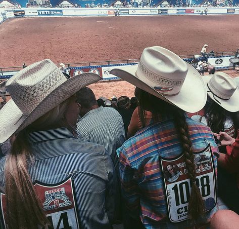 Rodeo Pictures, Country Best Friends, Cowgirl Pictures, Country Girl Life, Rodeo Girls, Casual Country Outfits, Country Style Outfits, Rodeo Life, Western Life