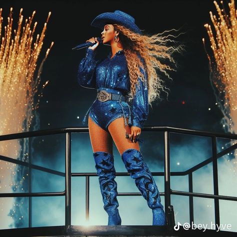 Beyonce Concert Outfit, Beyonce Outfits, Im So Fancy, Cowboy Outfits, Destiny's Child, Stage Outfits, Concert Outfit, Beyonce, Western Fashion