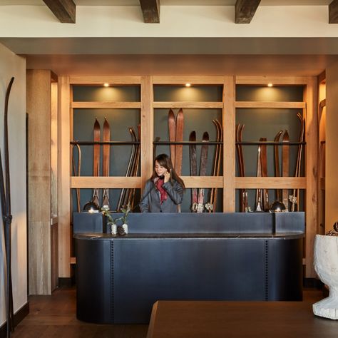 Telluride’s The Madeline Hotel Gets a Stylish Makeover and Après Ski Bar — Inside a the Luxurious Colorado Retreat Modern Ski Lodge Interiors, Ski Hotel Interior, Ski Lodge Bar, Ski Lodge Interior, Modern Ski Lodge, Apres Ski Bar, Modern Ski Chalet, Lodge Bar, Alpine Hotel