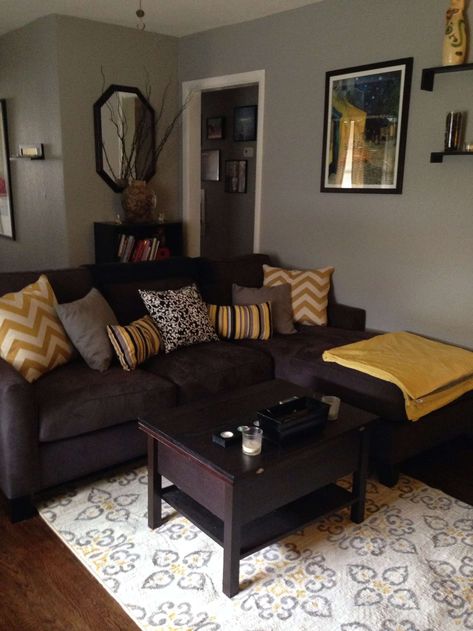 Grey And Yellow Living Room, Brown Furniture Living Room, Brown Sofa Living Room, Brown Living Room Decor, Brown Couch Living Room, Minimalist Dekor, Furnitur Ruang Keluarga, Dark Living Rooms, Brown Couch