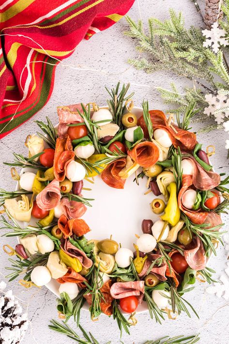 This gorgeous antipasto wreath is an eye-catching festive appetizer to snack on before your holiday meal, and it's so easy to assemble! Antipasto Wreath, Bruschetta Appetizer, Christmas Finger Foods, Mozzarella Pearls, Holiday Appetizers Recipes, Festive Appetizers, Marinated Mushrooms, Pasta Salad Italian, Party Finger Foods