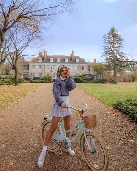 Casual Biking Outfit, Biking Outfit, Cute Fall Outfits, Look Vintage, Girl Sweatshirts, Mode Vintage, Looks Style, Outfits Casuales, Outfits Aesthetic