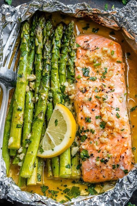 Salmon and Asparagus Foil Packs with Garlic Lemon Butter Sauce - #recipe #eatwell101 #paleo #keto - Whip up something quick and delicious tonight! - #recipe by #eatwell101 Salmon And Asparagus In Foil, Baked Salmon In Foil, Garlic Lemon Butter Sauce, Salmon In Foil Recipes, Baked Salmon And Asparagus, Asparagus Garlic, Lemon Garlic Butter Sauce, Delicious Salmon Recipes, Lemon Garlic Sauce