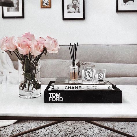 Blogger Style : 18 Images of Inspiration with @janicejoostemaa - Cool Chic Style Fashion Bougie Decor, Cozy Minimalism, Janice Joostema, Coffee Table Books Decor, Wedding Salon, Books Decor, Table Decor Living Room, Coffee Table Styling, 아파트 인테리어