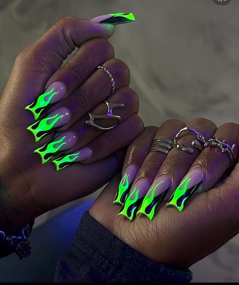 Dark Nail Designs, Neon Green Nails, Long Press On Nails, Fall Nail Trends, Style Français, Dope Nail Designs, Glow Nails, Dark Nails, Foot Care