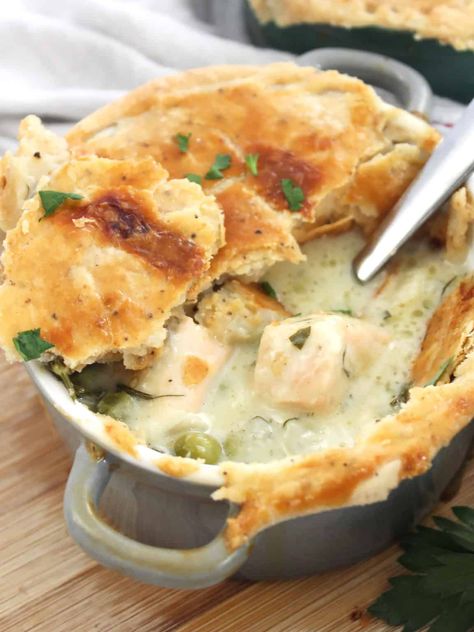 These creamy salmon pot pies are a delicious, easy and hearty feast full of flavor. Seasoned with fresh dill and parsley, these individual homemade pies are all kinds of tasty! Chunks of fresh salmon are cooked in a creamy sauce for a yummy pescatarian main. Salmon Pot Pie Recipe, Seafood Pot Pie, Salmon Pie, Mini Pot Pies, Creamy Salmon, Homemade Pies, Tinned Fish, Breakfast Quiche Recipes, Lean Cuisine