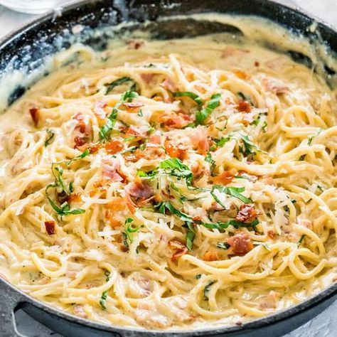 This Creamy Carbonara is a plate of heavenly, creamy pasta. Silky spaghetti with crispy pancetta in a super creamy and cheesy sauce. Simply delicious and so easy to make them at home. #carbonara #creamycarbonara Carbonara Recipe Creamy, Classic Carbonara, Carbonara Recept, Easy Carbonara Recipe, Creamy Carbonara, Chicken Carbonara Recipe, Pasta Carbonara Recipe, Chicken Carbonara, Resep Pasta