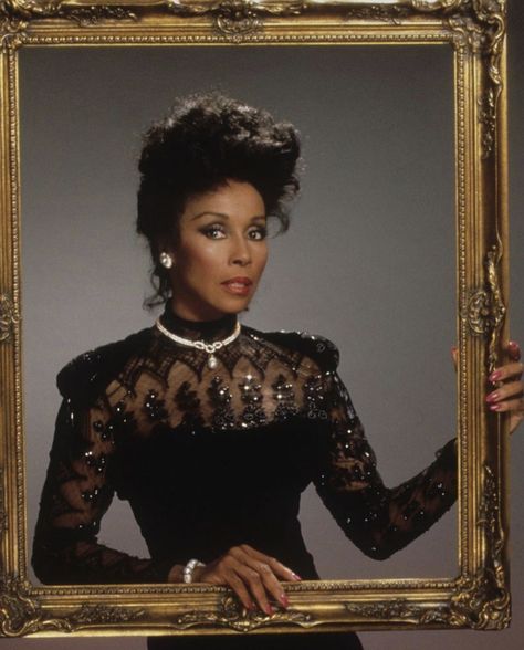 Actress Diahann Carroll Passes Away Dianne Carroll Fashion, Diahann Carroll Style, Queen Amaya, Dianne Carroll, Diane Carroll, 60s Fashion Icons, Dominique Deveraux, Top Icons, Diva Chic