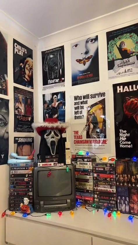 Horror room Horror Movie Room Decor, Horror Bedroom Ideas, Horror Themed Bedroom, Horror Room Ideas, Horror Room Decor, Horror Movie Room, Gadgets Aesthetic, Horror Bedroom, Scarie Movie