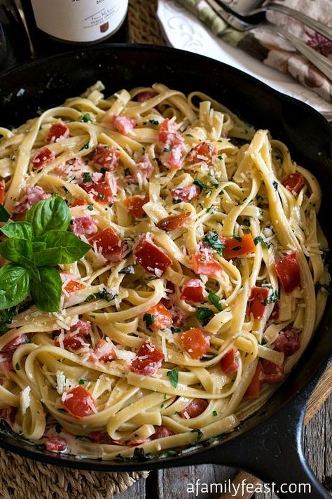 Fettuccine in Cream, Tomato & Basil Sauce - A simple and delicious recipe (similar to Fettuccine Alfredo) but with fresh and fantastic flavors! Resep Pasta, Tomato Basil Sauce, Basil Sauce, Zuppa Toscana, Fettuccine Alfredo, Family Feast, Tasty Pasta, Perfect Pasta, Minestrone