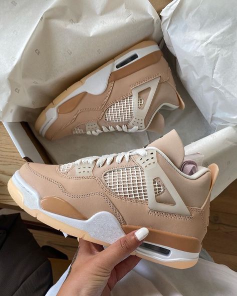 Jordans 4, Nike Jordan 4, Jordan 4 Shoes, Cute Jordans, Nike Shoes Women Fashion, Pretty Sneakers, Retro Outfit, Retro Basketball Shoes, Jordan 4s