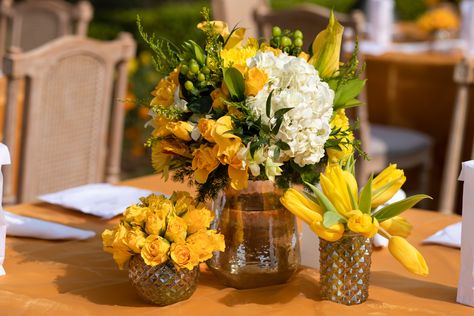 Indian Wedding Seating Arrangement, Haldi Centerpieces, Pheras Decor, Small Flower Centerpieces, Marigold Decor, Indian Elements, Yellow Flower Arrangements, Seating Arrangement Wedding, Haldi Decoration