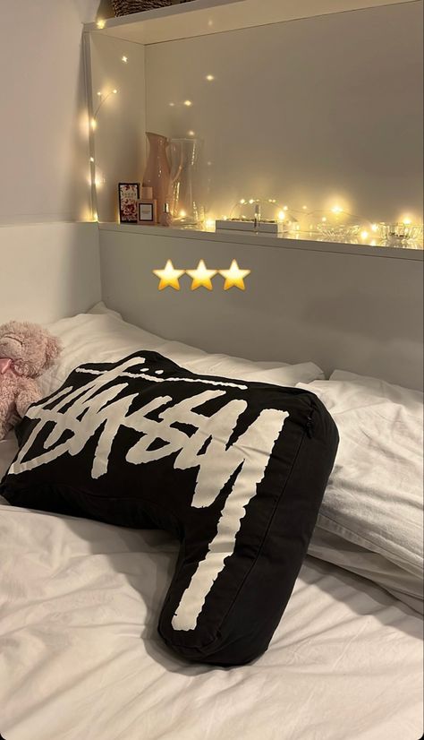 ig- honeymasseyy Room Wishlist, Hypebeast Room, Future Apartment Decor, Pinterest Room Decor, Redecorate Bedroom, Dream Room Inspiration, Bedroom Layouts, Room Makeover Inspiration, Room Inspiration Bedroom