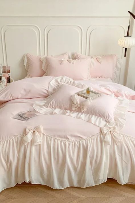 Cute Pink Beds, Pink Bedsheet Aesthetic, Pink Bedding Aesthetic, Bedsheet Aesthetic, Girly Bedroom Aesthetic, Bed Inspo Aesthetic, Pink Bedsheet, Cute Beds, Coquette Bed