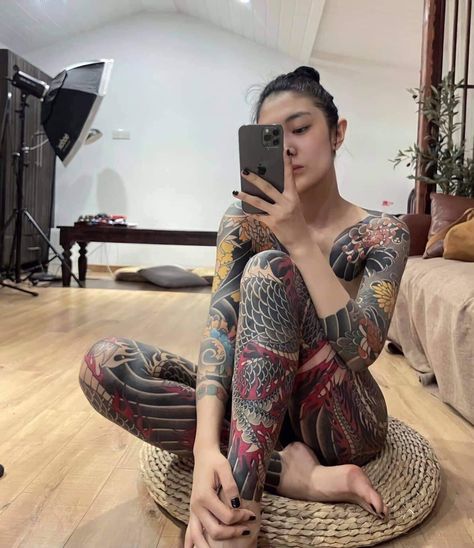 Yakuza Girl, Tattoo Japonais, Japan Tattoo Design, Tattoed Women, Hip Tattoos Women, Traditional Japanese Tattoos, Full Body Tattoo, Body Suit Tattoo, Asian Tattoos