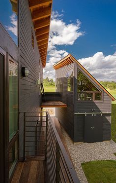 I love everything about this modular house experience...  Kristen L'Esperance Flat Roof House Designs, Flat Roof Design, House Contemporary, The Projector, Flat Roof House, Steel Framing, Haus Am See, Contemporary Exterior, Shed Roof