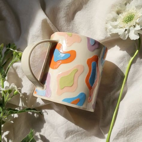 Ceramics mugs ❤️ na Instagramie: „Colorful ceramic mug by @studio.han.han” Colorful Ceramic Mugs, Paint On Pottery Ideas, Color Me Mine Mug, Colorful Mug, Mug Art Ideas, Hand Painted Mugs Ideas, Ceramic Painting Mug, Ceramic Mug Painting Ideas, Cup Painting Ideas