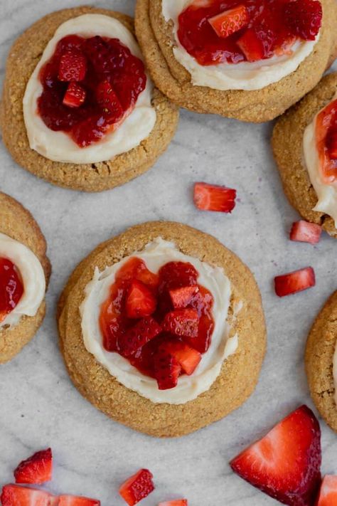 These strawberry cheesecake cookies start with a chewy brown sugar graham cracker cookie. A large dollop of creamy cheesecake filling is spread over the cookies and then strawberry jam is spooned on top. Diced, fresh strawberries are sprinkled over the cookies for that final touch. These cookies have the best combination of textures with chewy cookies, creamy cheesecake filling and jam, and juicy fresh strawberries. #strawberrycheesecake #cheesecake cookies | themarblekitchen.com Strawberry Cheesecake Cookies, Cheesecake Cookies Recipes, Crumble Cookie Recipe, Graham Cracker Cookies, Chewy Cookies, Strawberry Cookies, Cookie Spread, Marble Kitchen, Baked Treats