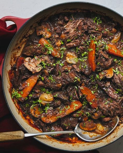 Beef short rib bourguignon Roasted Side Dishes, Batch Cooking Recipes, Carrots Side Dish, Beef Dinner Recipes, Seasonal Cooking, Beef Bourguignon, Slow Cooked Beef, Short Rib, Braised Short Ribs