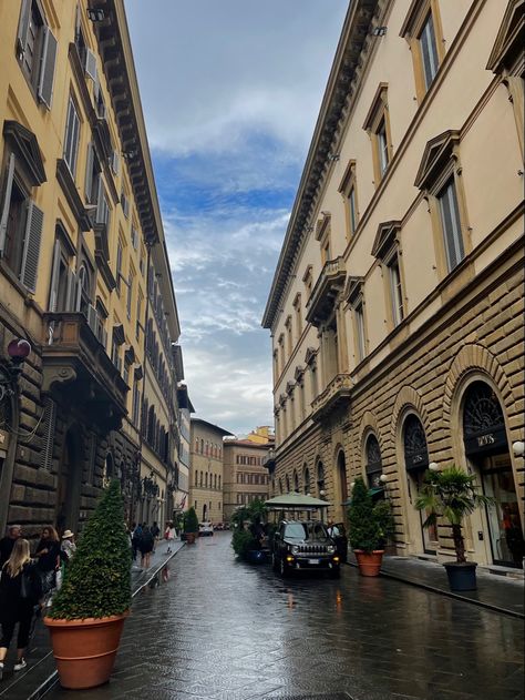 Italy Student Aesthetic, Florence Streets, Europe November, Florence Architecture, Florence Italy Aesthetic, Florence Aesthetic, Somewhere In Northern Italy 1983, Mediterranean Aesthetic, Italy House