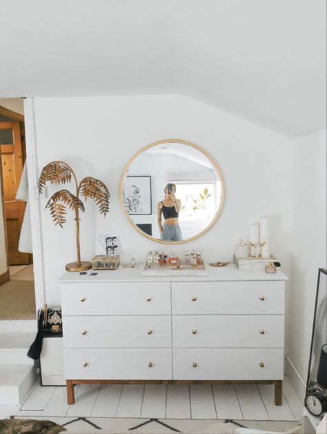 boho gold and white dresser with chilled vibe decor Boho Dresser Decor, Dresser Decor Ideas, Spavaca Soba, Boho Dresser, Dresser Decor Bedroom, Dekorasi Kamar Tidur, White Dresser, Redecorate Bedroom, Cozy Room Decor