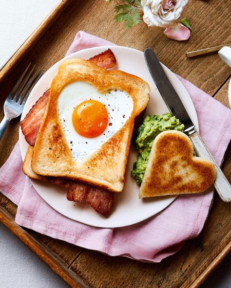 Get Valentine's Day off to a flying start this year by serving these heart-shaped egg-in-a-hole toasts for breakfast (in bed, of course). Romantic Breakfast, Decorações Com Comidas, Delicious Magazine, Valentines Day Food, Valentines Food, Deilig Mat, An Egg, Egg Recipes, Pretty Food