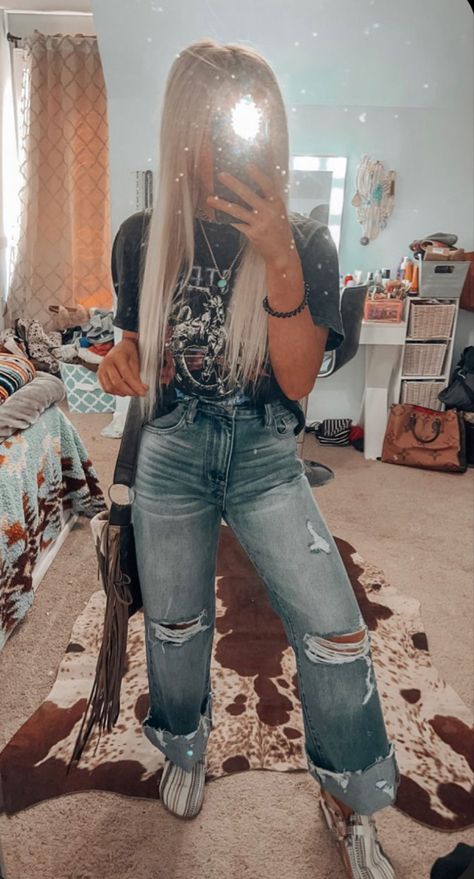 Western Fashion Midsize, Cute Outfit With Black Boots, Lounge Western Outfits, Cute Casual Cowgirl Outfits, Western Fits Casual, Outfit Ideas Southern, Western Chill Outfits, Cute Western Casual Outfits, Daily Western Outfits