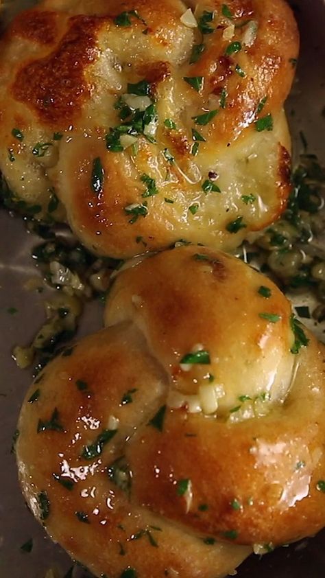 Garlic Knots With Cheese, Mozzarella Stuffed Rolls, Cheesy Garlic Knots Recipe, Best Street Food Recipes, Cheesy Meals Dinners, Cooking Ideas Videos, Snacks For Coffee Time, Cool Cooking Videos, Cheesy Food Videos