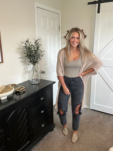 Summer Time Work Outfits, Thick Thigh Work Outfits, Cute Stylist Outfit, Outdoor Comedy Show Outfit, 26 Degree Weather Outfit, Cute Simple Mom Outfits, Banquet Outfit Ideas Casual, Casual Work Outfits Midsize Women, Cute Casual Work Outfits Spring