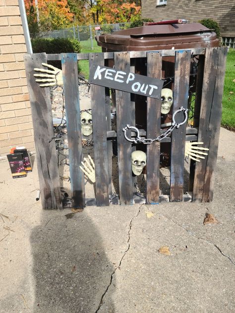 Keep Out Pallet Halloween, Diy Terrifying Halloween Decorations, Halloween Skull Decorations Outdoor, Halloween Decor Pallets, Halloween Dungeon Decor, Diy Halloween Decorations Pallets, Spooky Pallet Ideas, Hanging Skeleton Halloween Decorations, 7ft Skeleton Ideas