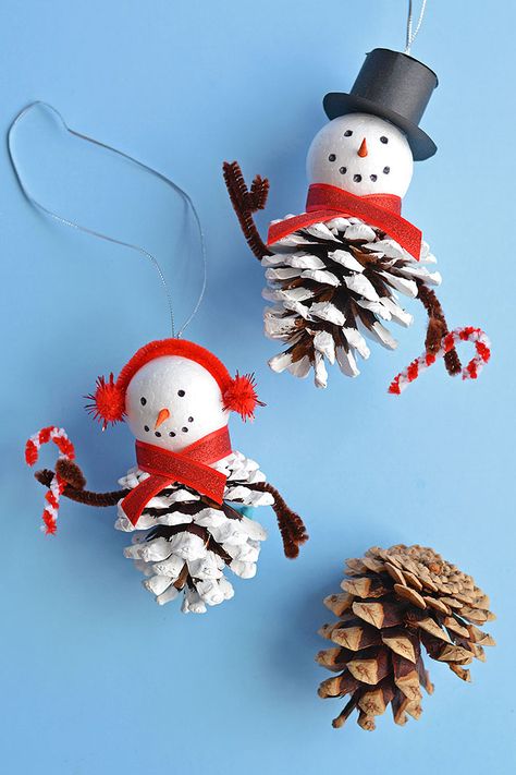 These pinecone snowman ornaments are so FUN and look super cute hanging from the tree! Such a fun Christmas craft for kids of all ages! Using dollar store supplies you can transform a regular old pinecone into a little bundled-up snowman complete with a top hat, scarf and earmuffs! It's a great homemade Christmas ornament you can pull out year after year. Or you can leave it up all winter long as a frosty decoration! Pinecone Snowman, Christmas Ornaments Homemade Kids, Homemade Christmas Ornaments Diy, Juleverksted For Barn, Diy Snowman Ornaments, Pinecone Crafts Christmas, Ornaments Homemade, Christmas Tree Decorations Diy, Day Dreaming