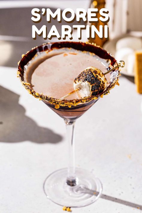 S'Mores Martini S’more Martini, Creamy Halloween Cocktails, Easy Fall Martini Recipes, Smores Espresso Martini, S’mores Martini Recipe, S’mores Martini, Smore Martini, S’mores Cocktail, Smores Martini Recipe