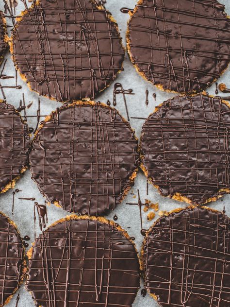 CHOCOLATE HOBNOB BISCUIT [mcvitie milk chocolate hob nobs copycat recipe] [topwithcinnamon] Hobnob Biscuits, Chocolate Hobnobs, Biscuits Cookies, Diy Chocolate, Kitchen Smells, Digestive Biscuits, Golden Syrup, Biscuit Cookies, Homemade Chocolate