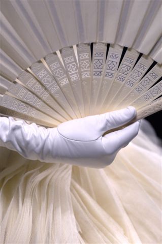 Dior fan ~ exquisite A Night At The Opera, Southern Ladies, Christian Dior Haute Couture, Dior Haute Couture, Hand Held Fan, Southern Belle, Shades Of White, White Gloves, Covet Fashion