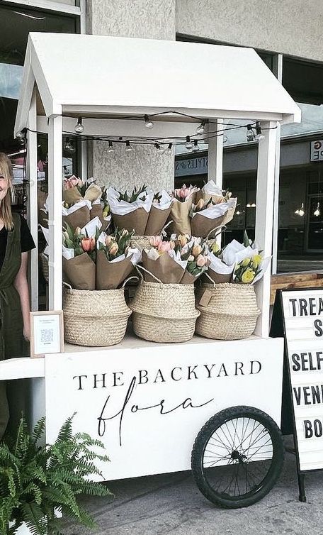 Pop Up Market Display Standing Shelves, Flower Truck Wedding, Modern Market Display, Flower Market Stall Display, Flower Stall Ideas, Bouquet Building Station, Floral Booth Display, Flower Shop Booth Design, Floral Stand Display