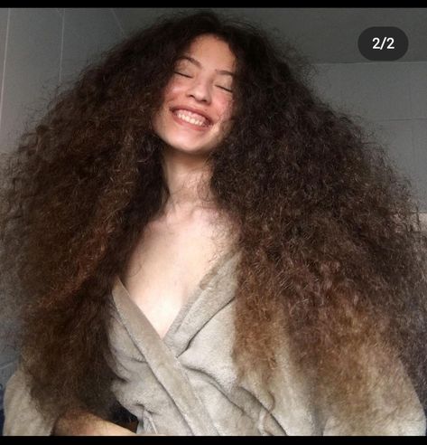 Brushed Out Curly Hair, Big Frizzy Hair, Curly Big Hair, Frizzy Hairstyles, Best Body Wash, Layered Curly Hair, Big Curly Hair, Pretty Pics, Afro Girl