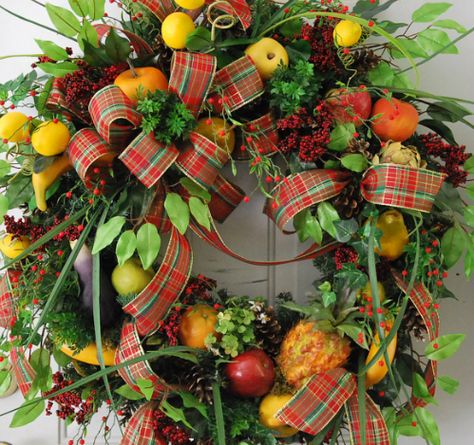 Williamsburg Wreaths Diy, Della Robbia Christmas, Williamsburg Wreaths Christmas, Williamsburg Wreath, Colonial Williamsburg Christmas, Christmas Kisses, Williamsburg Christmas, Apple Ideas, Della Robbia